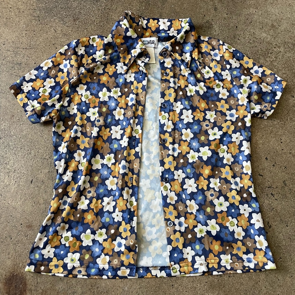 Cute floral Y2K button up blouse!